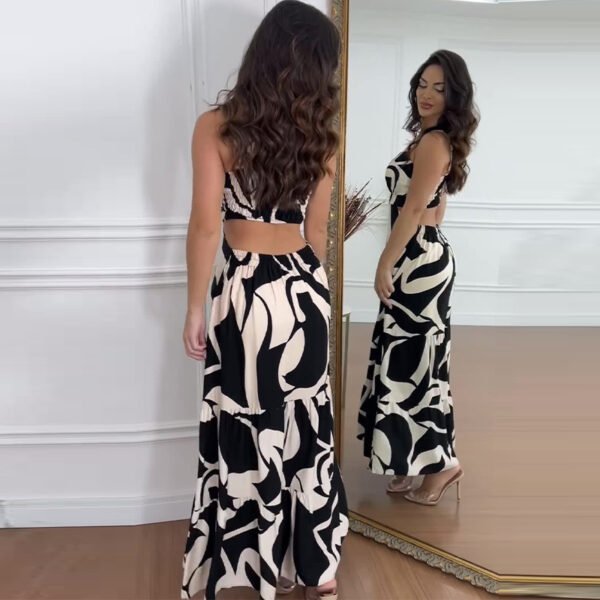 78201fcb-6279-4b18-ba82-27cfa30d554e.jpg فستان نسائي طويل مطبوع عليه مربعات وياقة مربعة وظهر مكشوف