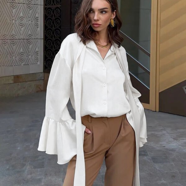 قميص ساتان برباط عنق وأكمام جرسية وكشكشة مربوطة