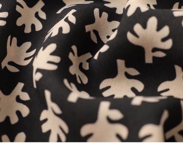 قميص شيفون نسائي بفتحة رقبة على شكل حرف V وطباعة دانتيل