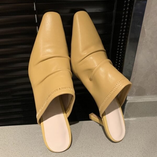 حذاء من جلد البقر مغلق من الأمام بكعب رفيع مطوي