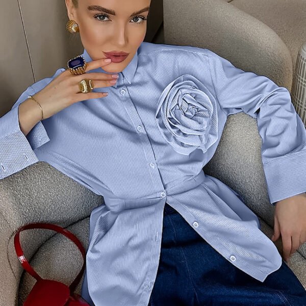 953b9ee9-3b1e-4a99-bbb0-04ee54931fc1.jpg قميص كاجوال مخطط أزرق مزهر بقصّة ضيقة وأكمام طويلة مصنوع من البوليستر والقطن