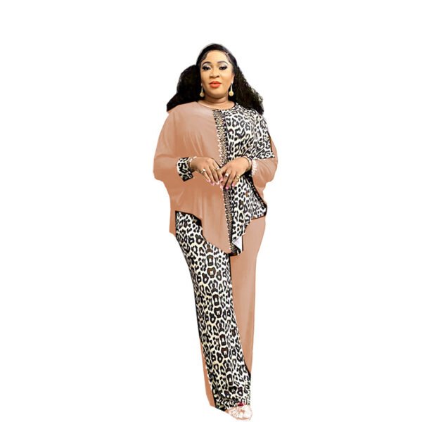 بدلة فضفاضة بطبعة من جلد النمر مع بنطلون وجزء علوي مرصع بأحجار الراين المتناسقة