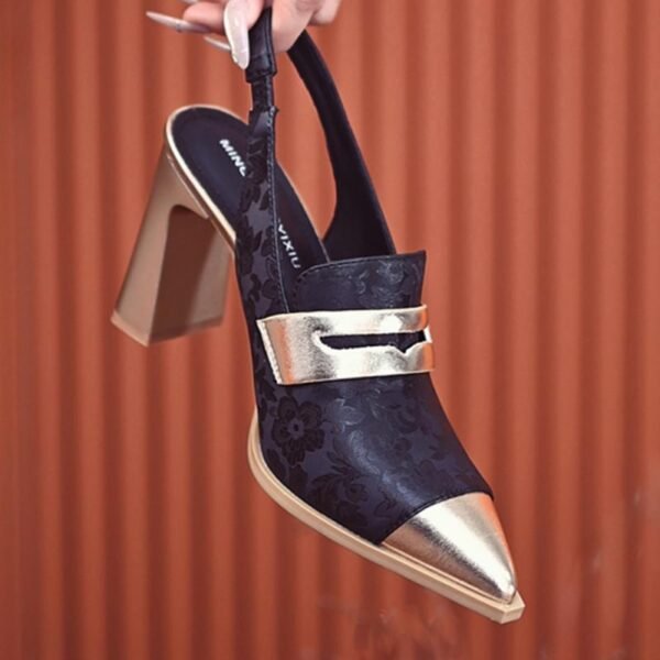 صنادل بكعب عالٍ مطبوع وكعب سميك ومقدمة مدببة وقصّة عالية وأشرطة متناسقة