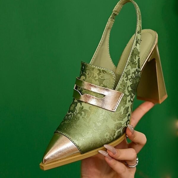 صنادل بكعب عالٍ مطبوع وكعب سميك ومقدمة مدببة وقصّة عالية وأشرطة متناسقة