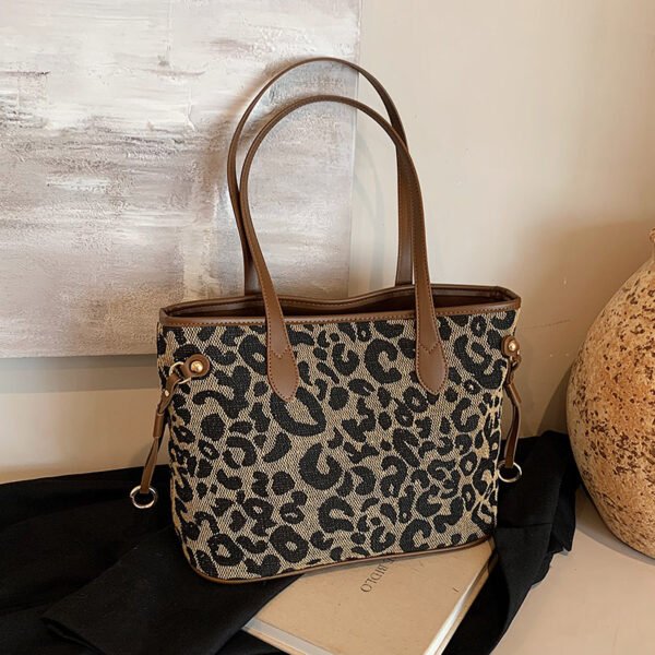 حقيبة كتف محمولة كبيرة الحجم بتصميم جديد