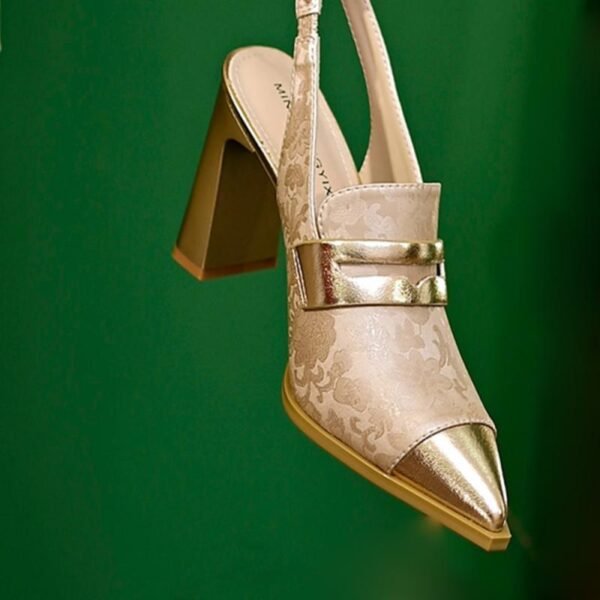 صنادل بكعب عالٍ مطبوع وكعب سميك ومقدمة مدببة وقصّة عالية وأشرطة متناسقة