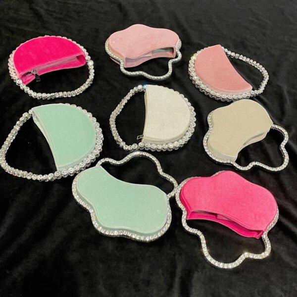 حقيبة كلاتش مخملية مرصعة بأحجار الراين بتصميم نصف دائري من فينتاج بانكيت