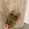 حذاء مسطح منخفض القطع بتصميم ريترو جديد للربيع مصنوع من الجلد غير اللامع بسيط ومريح وناعم من الأسفل
