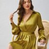 c075f230-7dcf-47ef-970f-aef58f973289.jpg فستان Design Sense ذو طيات وأكمام طويلة وأربطة بلون سادة ورقبة على شكل حرف V