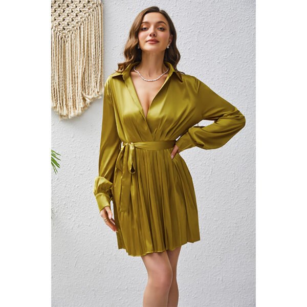 c84b230a-661b-4783-83d3-150e4850e071.jpg فستان Design Sense ذو طيات وأكمام طويلة وأربطة بلون سادة ورقبة على شكل حرف V