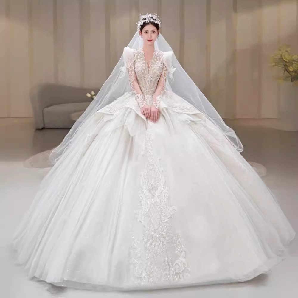 فستان العروس الرئيسي بأكمام طويلة من الغزل الثقيل ذو التصميم الفرنسي الكلاسيكي