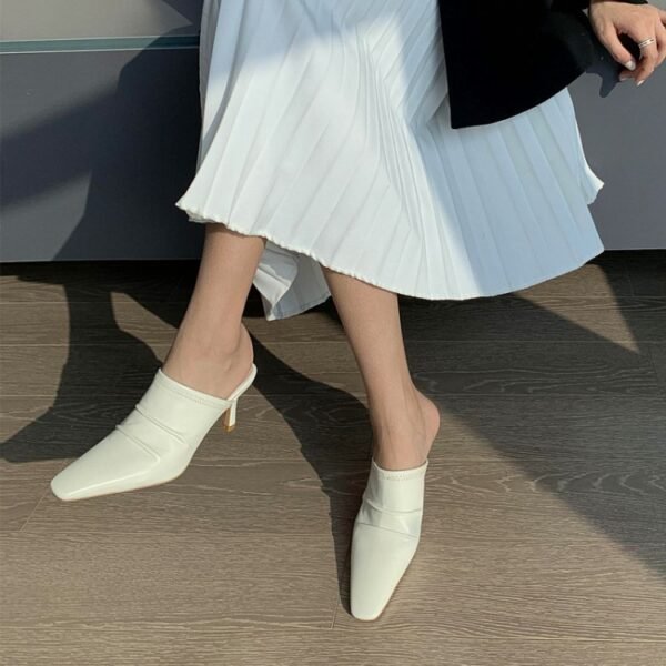 حذاء من جلد البقر مغلق من الأمام بكعب رفيع مطوي