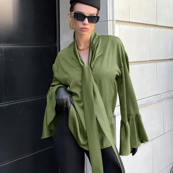 قميص ساتان برباط عنق وأكمام جرسية وكشكشة مربوطة