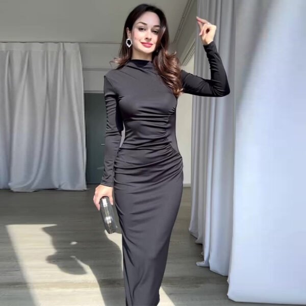 فستان نسائي ضيق بياقة دائرية وخصر مطوي