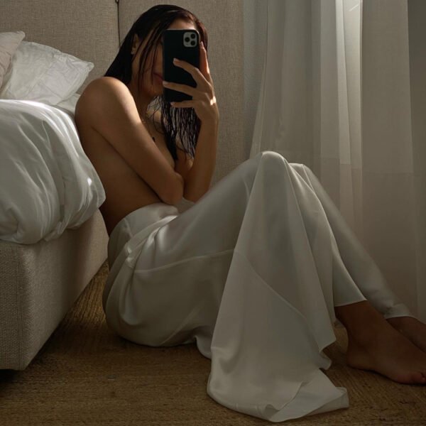 تنورة ماكسي من الساتان بفتحة جانبية وخصر مرتفع