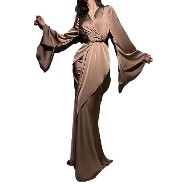 بدلة نسائية برقبة على شكل حرف V وأكمام واسعة وخصر قابل للتحكم برباط