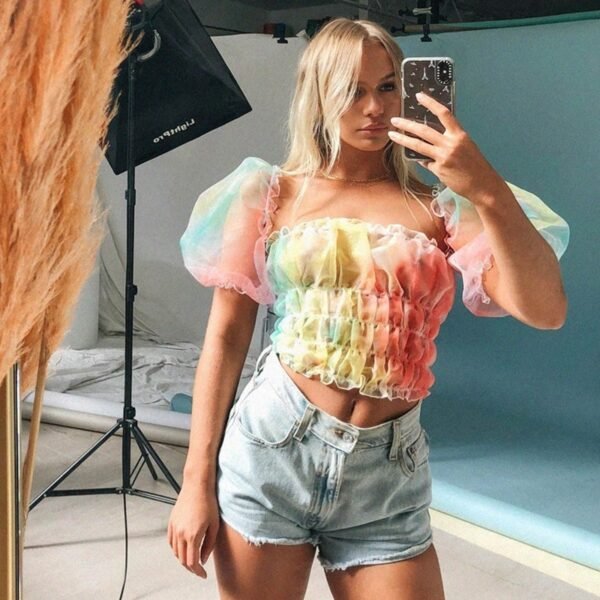 تي شيرت نسائي بأكمام منتفخة بألوان قوس قزح