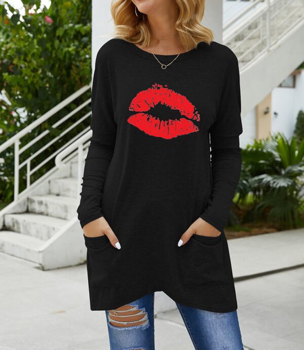 تي شيرت نسائي بأكمام طويلة ورقبة مستديرة فضفاض غير رسمي بجيب وطبعة شفاه