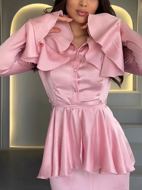 بلوزة أنيقة بأكمام جرس وحافة مكشكشة