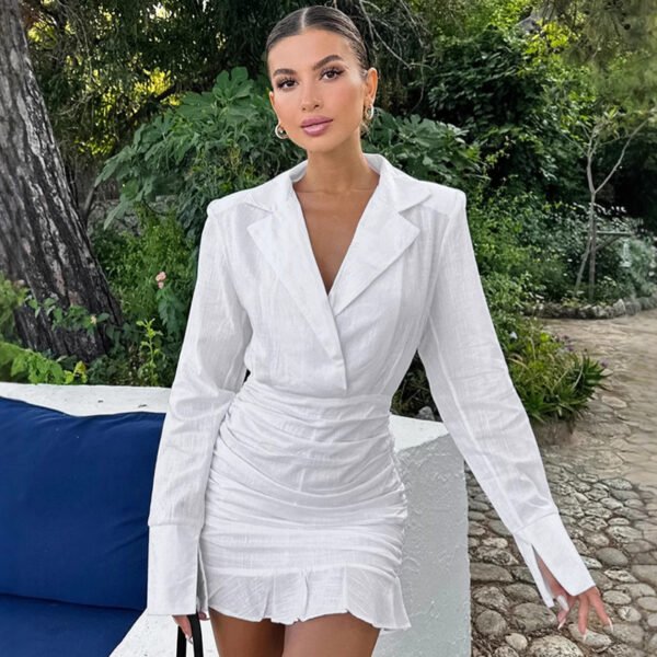 فستان أبيض ضيق من القطن والكتان