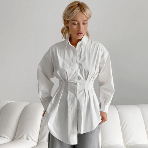 قميص بأكمام طويلة وطيات ضيقة