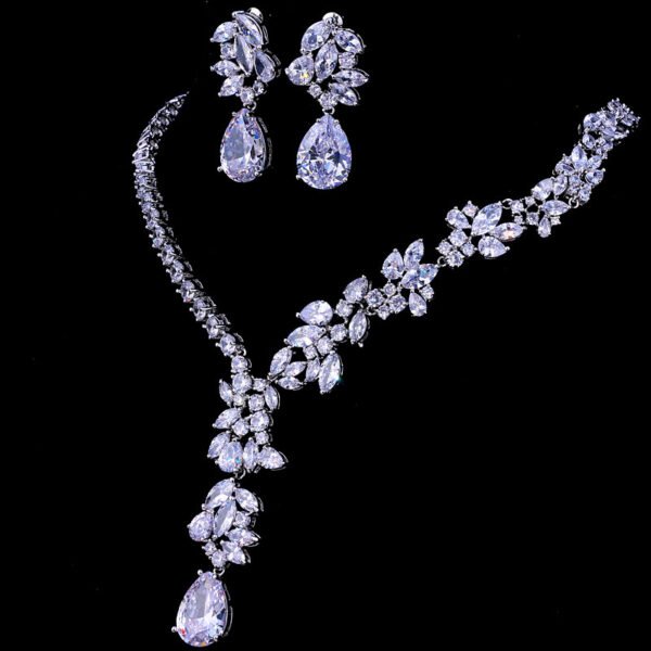 بدلة زفاف مرصعة بالزركون على شكل قطرة ماء