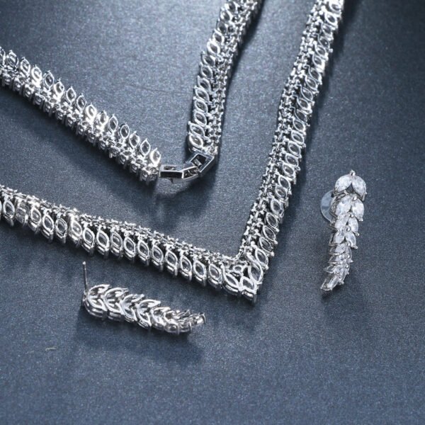 مجوهرات الزفاف - قلادة وأقراط على شكل ورقة زركون