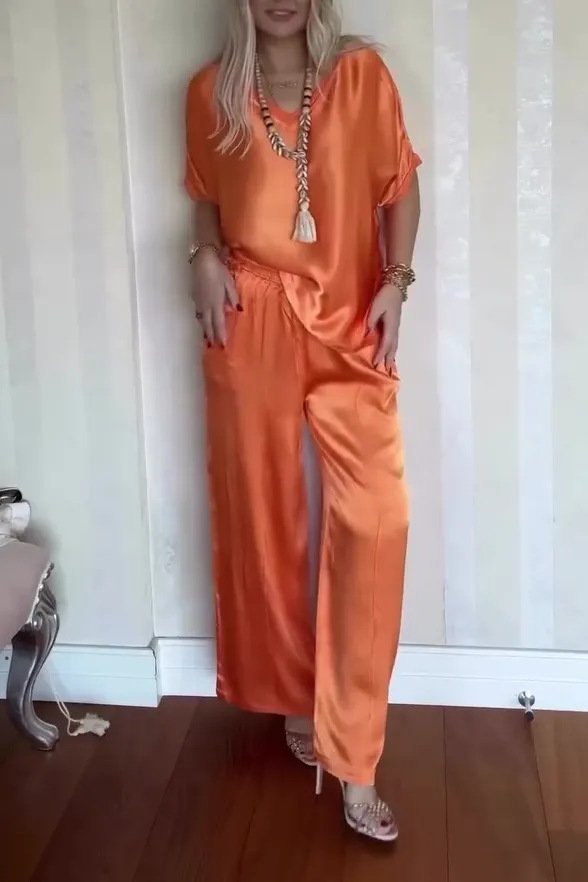 بدلة نسائية مريحة من الساتان بأكمام قصيرة ورقبة على شكل حرف V