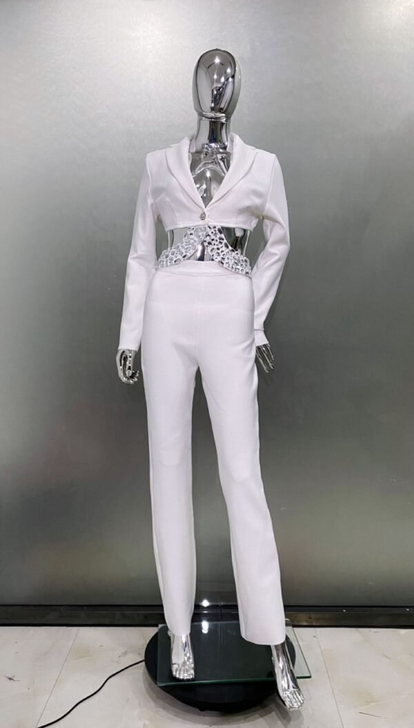 بدلة ضيقة مرصعة بأحجار الراين وملابس داخلية علوية