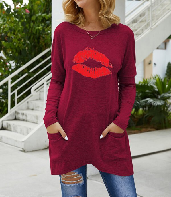 تي شيرت نسائي بأكمام طويلة ورقبة مستديرة فضفاض غير رسمي بجيب وطبعة شفاه