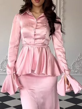 بلوزة أنيقة بأكمام جرس وحافة مكشكشة