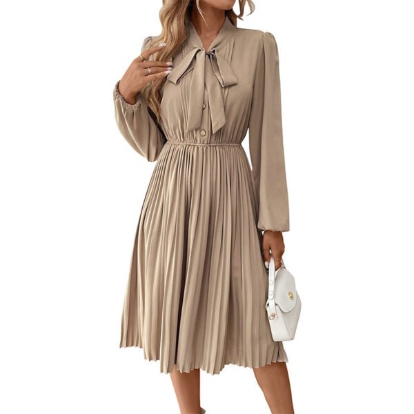 فستان برباط وياقة مقوسة وإبزيم