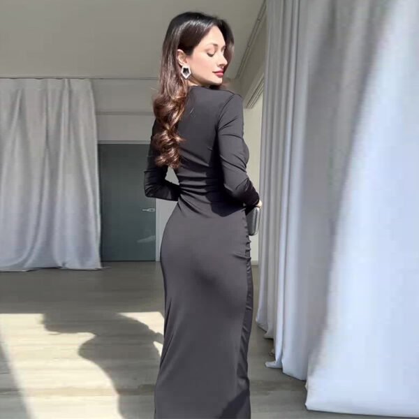 فستان نسائي ضيق بياقة دائرية وخصر مطوي