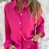 67f8e3c7-867e-4272-81cb-a0ca25193dbd.jpg طقم قميص فضفاض بأكمام طويلة مع أزرار ياقة وشورت مطاطي، ملابس كاجوال أنيقة للنساء