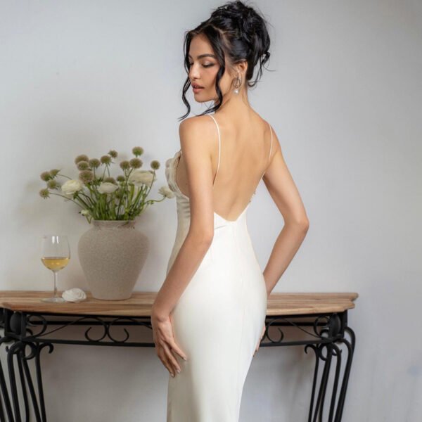 686584df-75eb-4555-aba3-30daca2556a7.jpg فستان ساتان بلون سادة مثير بدون ظهر وحمالات رفيعة