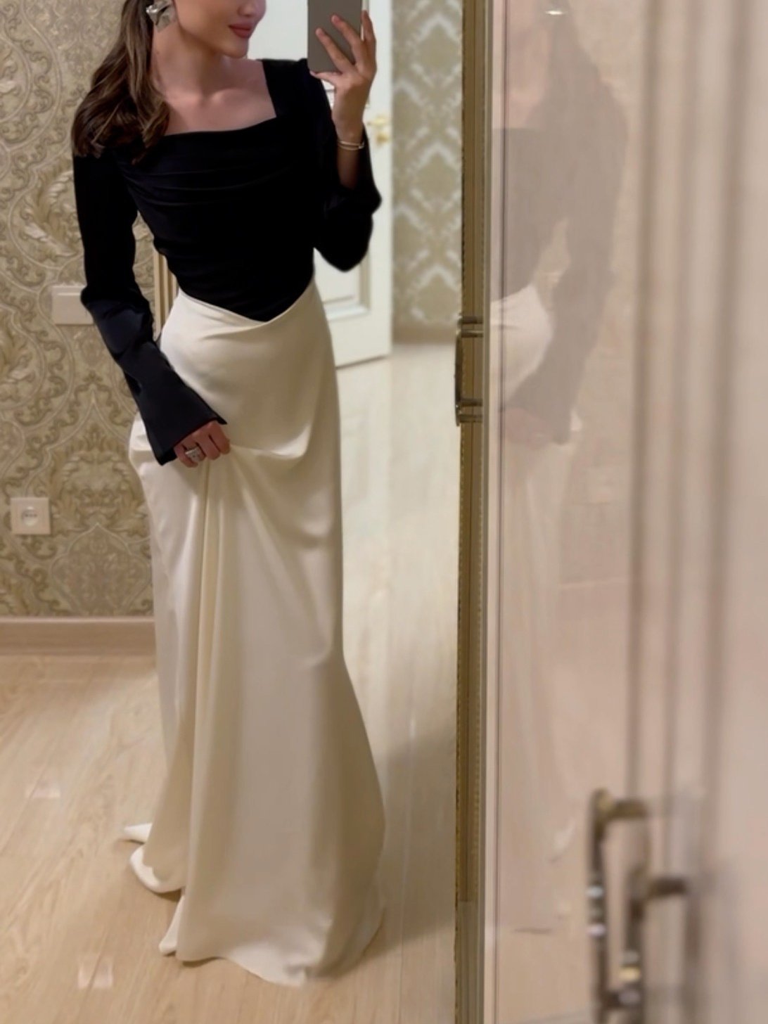 6878a68f-a1cd-4d5d-bb8e-bad0646f18d2.jpg فستان ماكسي بأكمام طويلة ولوحة مخملية