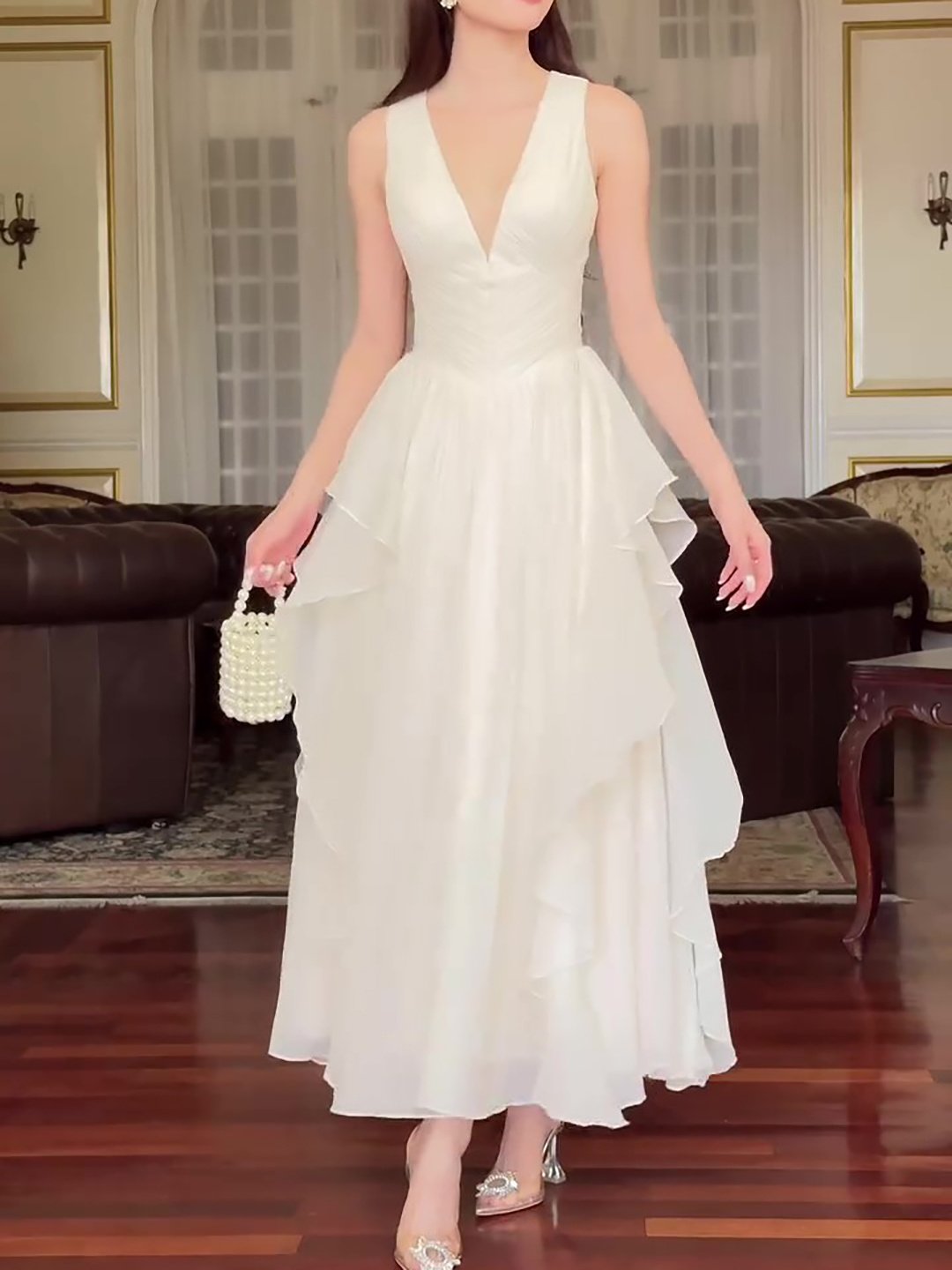 69927dfc-5150-422b-a97c-e5c6ced5a2e8.jpg فستان أبيض بدون أكمام مع كشكشة