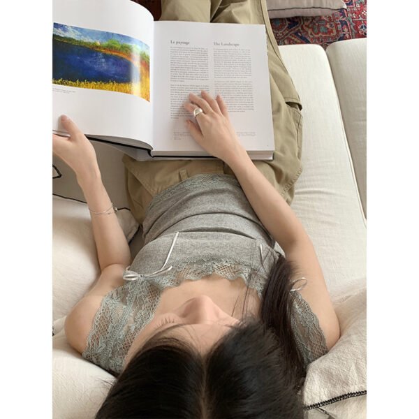 سترة ضيقة مزينة بتطريزات دانتيل حلوة وحارة