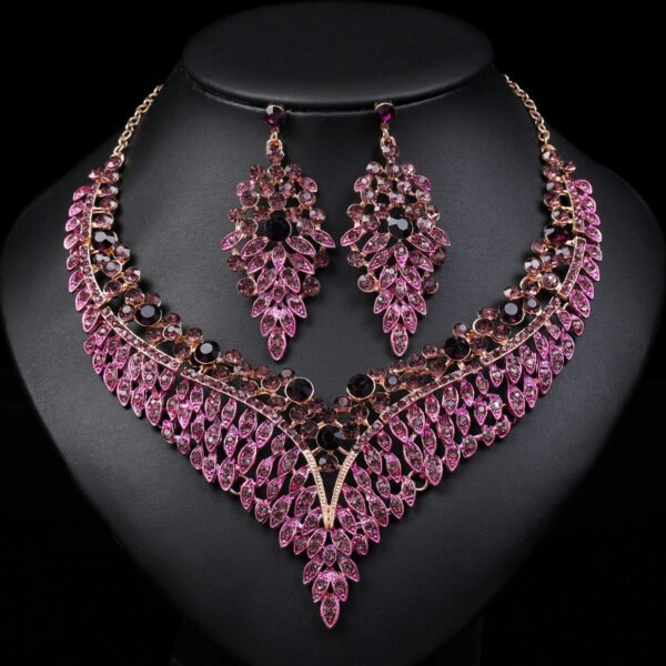 70b56f0f-f343-4e23-8dba-b85b33885279.jpg طقم قلادات وأقراط رفيع المستوى بتصميم ريترو رقيق