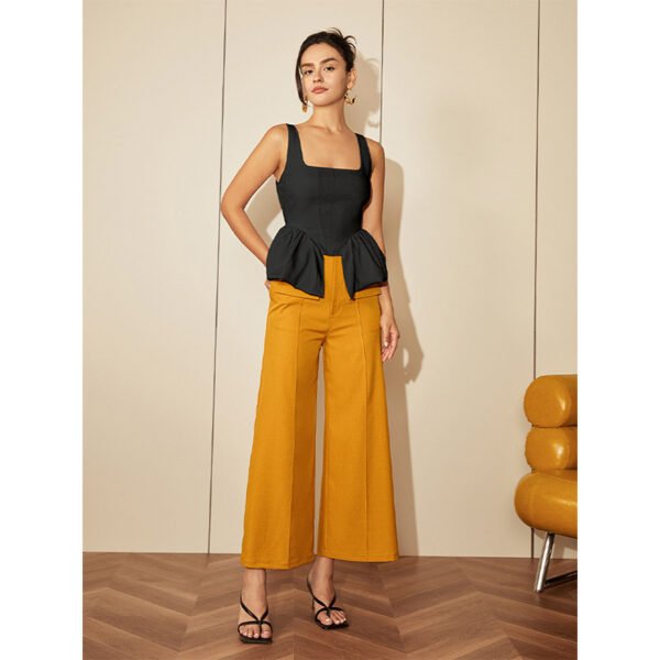 قميص نسائي علوي بياقة مربعة وصدرية غير منتظمة بأشرطة رفيعة