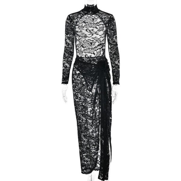 قطعتان من الملابس الداخلية الضيقة والشفافة ذات الرقبة المدورة والظهر العاري