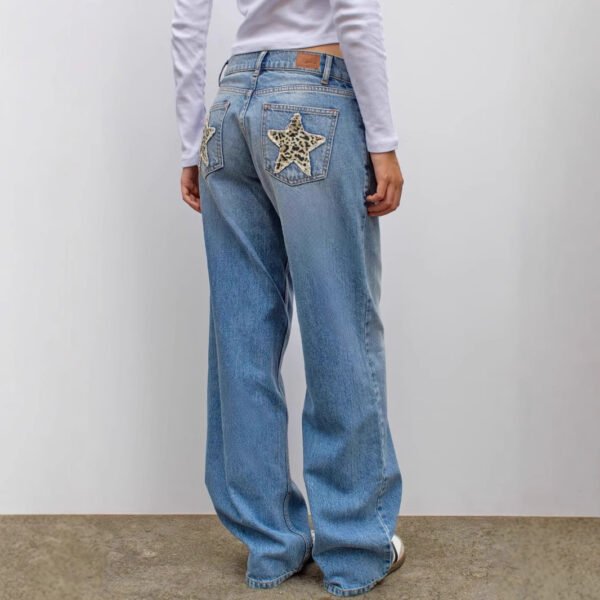 بنطلون جينز مستقيم بنقشة جلد الفهد من XINGX بخياطة مرقعة