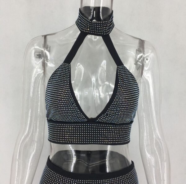 فستان نسائي من قطعتين مرصع بالألماس