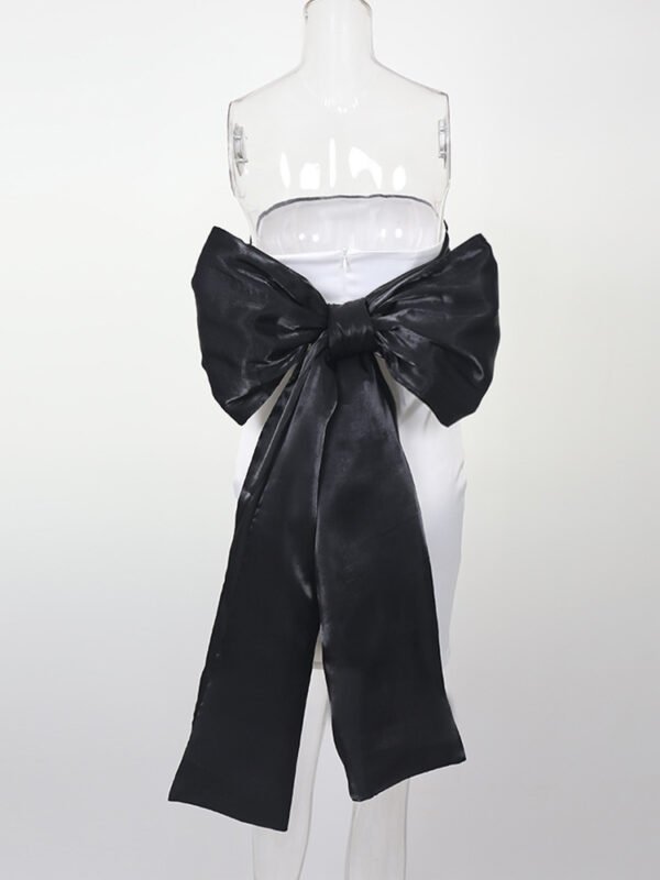 فستان بدون أكمام وظهر مكشوف باللونين الأبيض والأسود ملفوف على الصدر