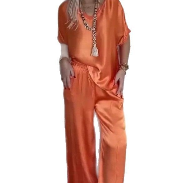 بدلة نسائية مريحة من الساتان بأكمام قصيرة ورقبة على شكل حرف V