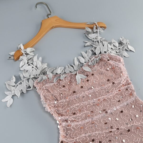 فستان بدون أكمام بدون أكمام من الدانتيل بتصميم أنيق برقبة على شكل حرف V