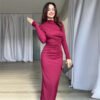 فستان نسائي ضيق بياقة دائرية وخصر مطوي