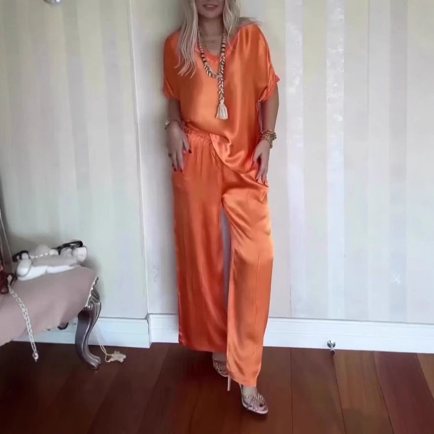 بدلة نسائية مريحة من الساتان بأكمام قصيرة ورقبة على شكل حرف V