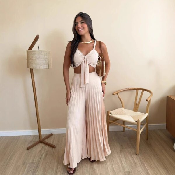 طقم من قطعتين من القميص الداخلي المطوي والبنطلون الواسع