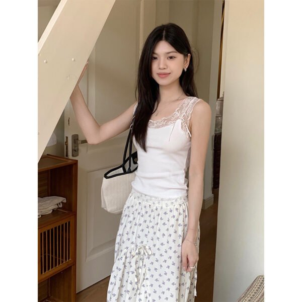 سترة ضيقة مزينة بتطريزات دانتيل حلوة وحارة